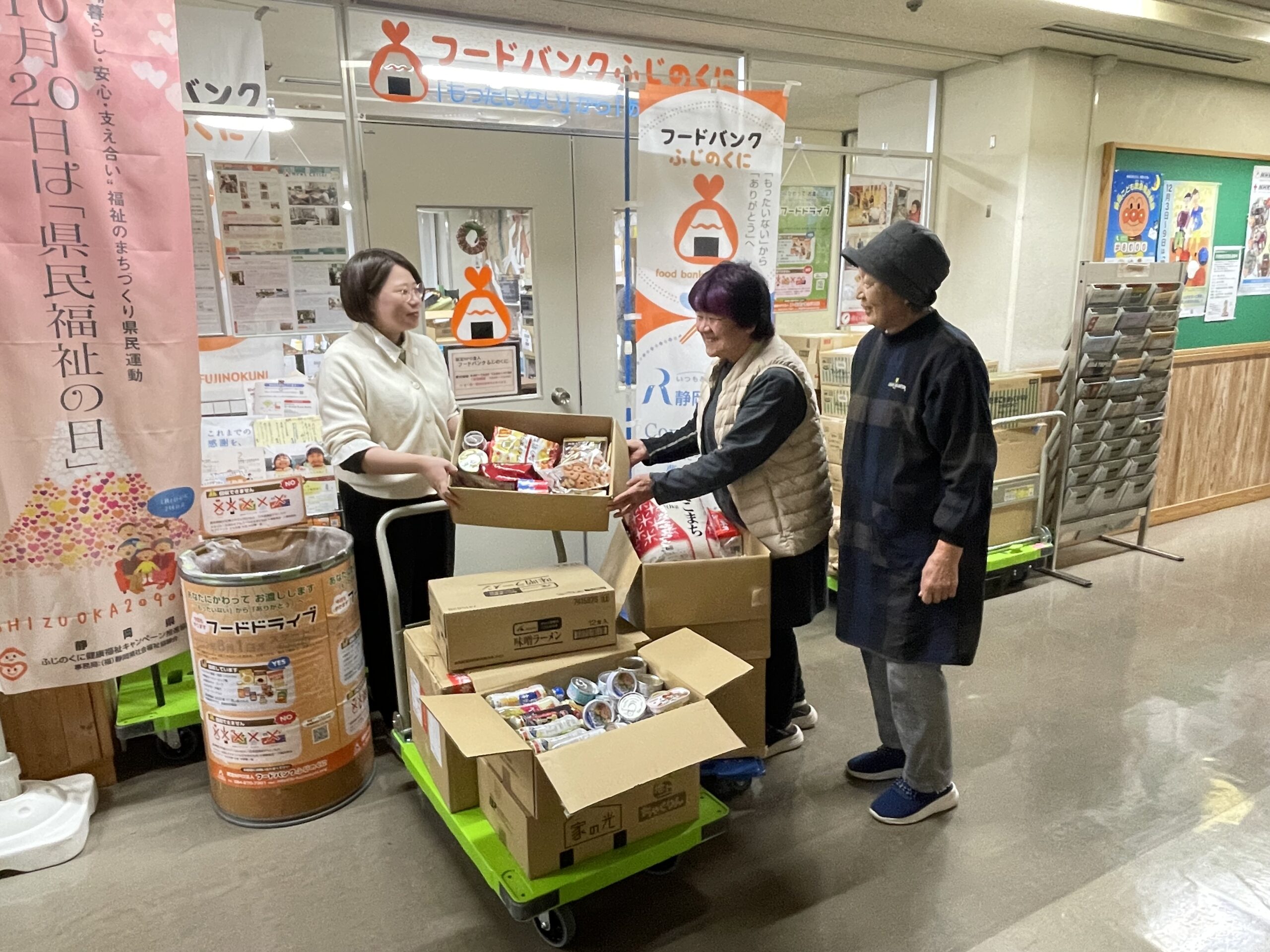 JA静岡市美和・藁科女性部、大川女性部の皆様から食品を寄贈していただきました。